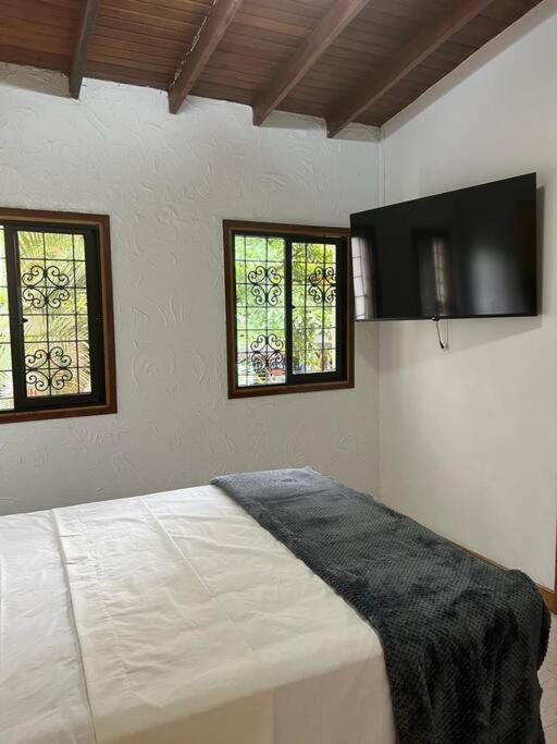Excellent House (Laureles) Jacuzzi and 6 Rooms
