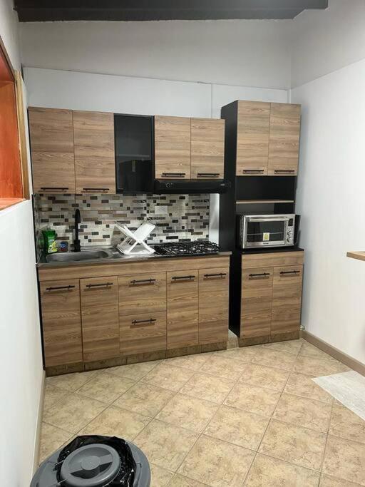 Excellent House (Laureles) Jacuzzi and 6 Rooms