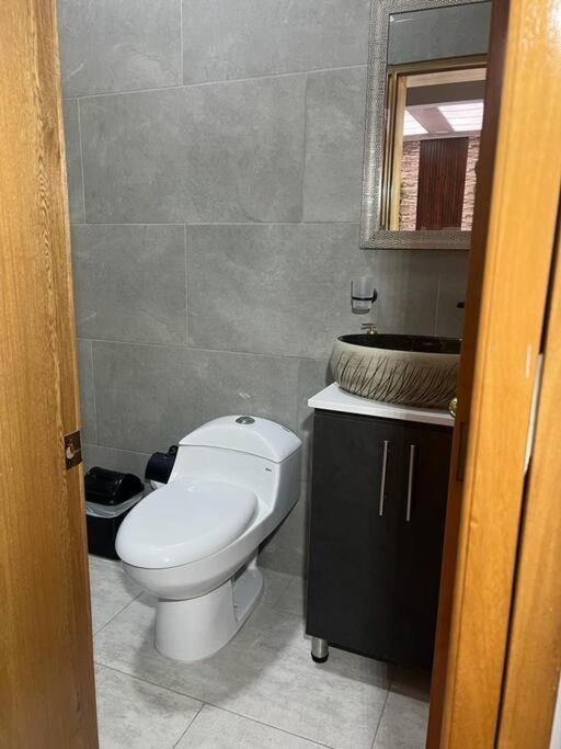 Excellent House (Laureles) Jacuzzi and 6 Rooms
