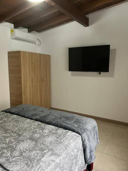 Excellent House (Laureles) Jacuzzi and 6 Rooms