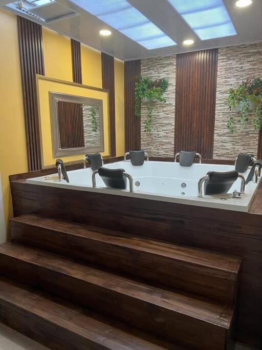 Excellent House (Laureles) Jacuzzi and 6 Rooms