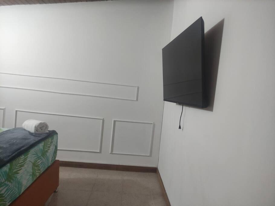 Excellent House (Laureles) Jacuzzi and 6 Rooms