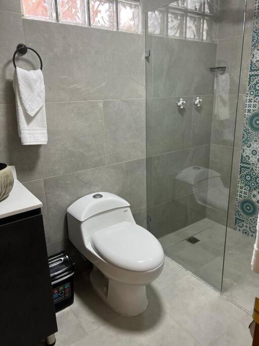 Excellent House (Laureles) Jacuzzi and 6 Rooms