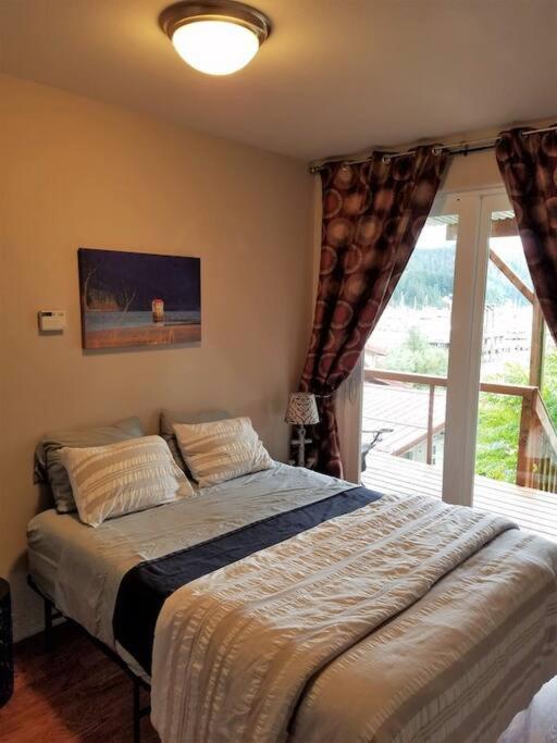 Oceanfront Apartment w/ water access - Property Image 6