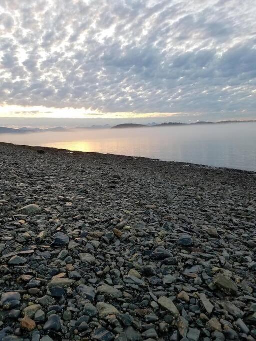 Oceanfront Apartment w/ water access - Property Image 8