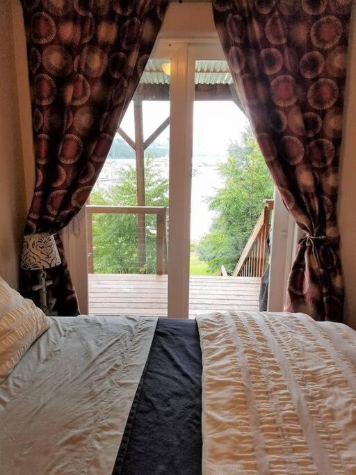 Oceanfront Apartment w/ water access - Property Image 10