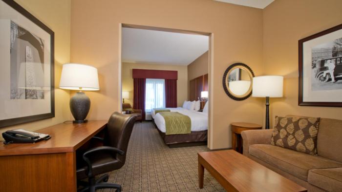 Russell Inn and Suites - Property Image 12