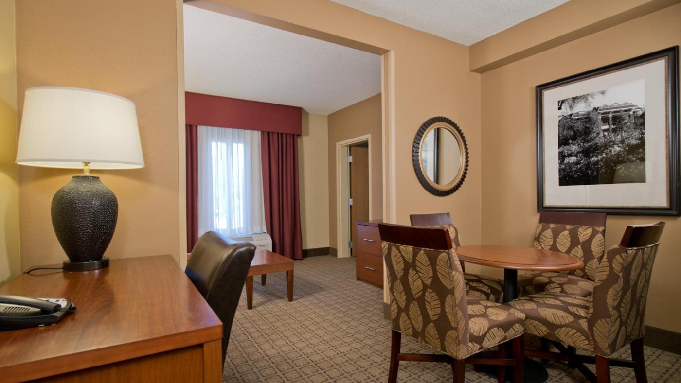 Russell Inn and Suites - Property Image 7