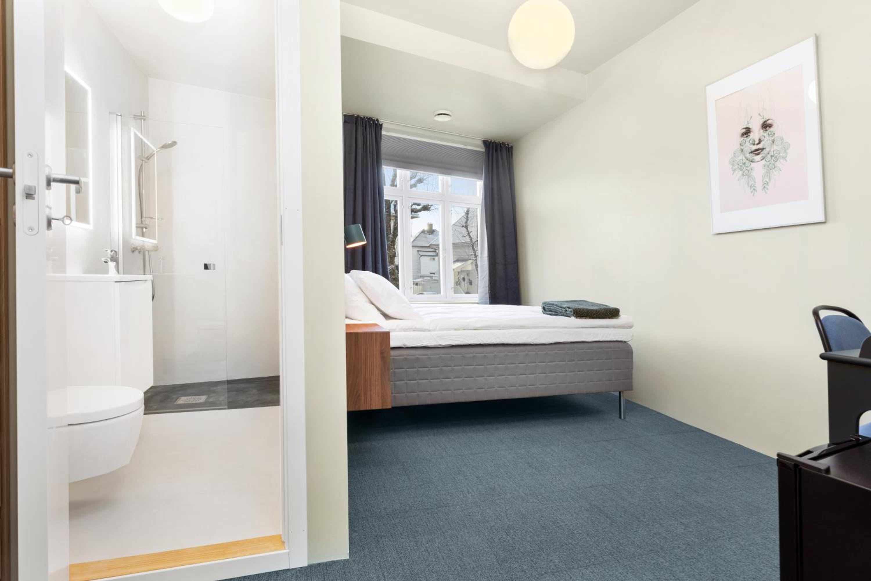 Central Guest House - Bedroom with private Bathroom
