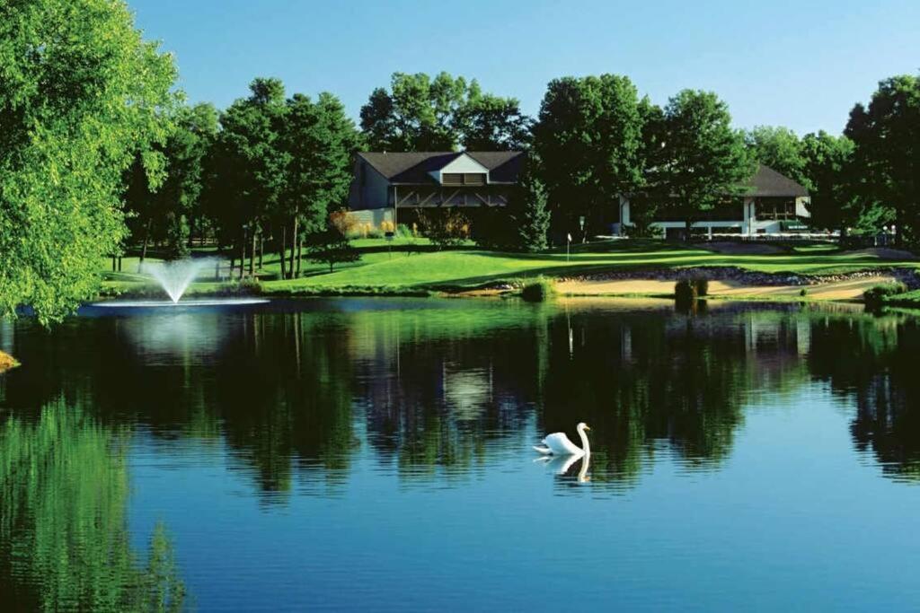 Lakes and Links Luxury Retreat view 5