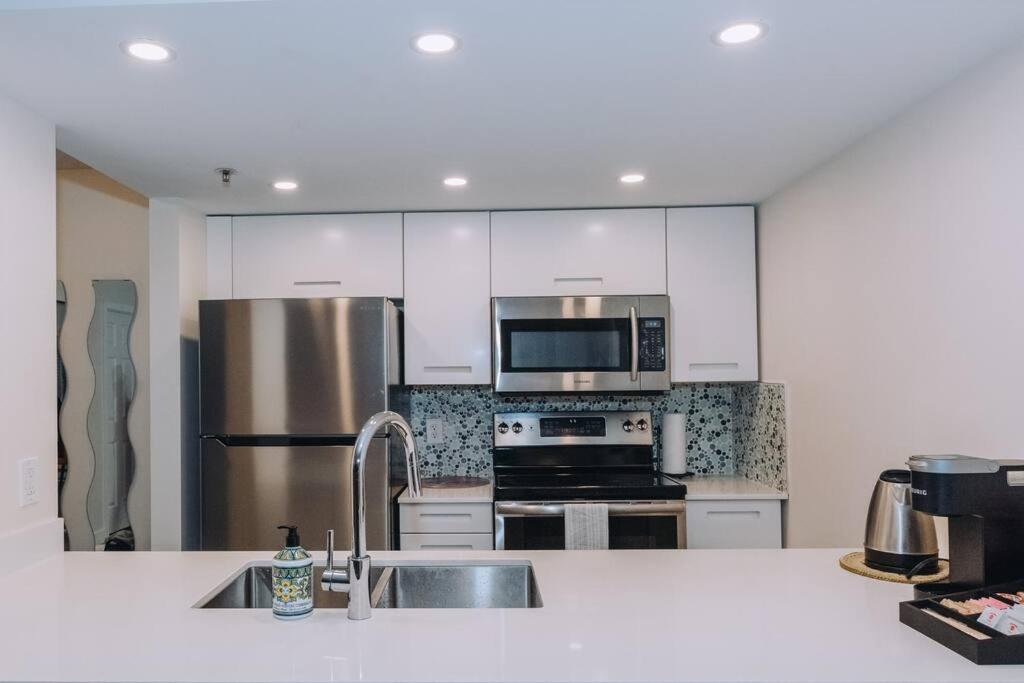 Modern Condo in the Heart of DT Overlooking City