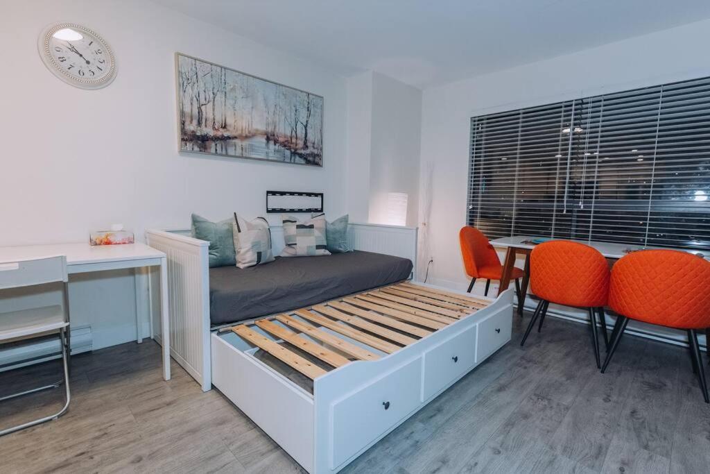 Modern Condo in the Heart of DT Overlooking City