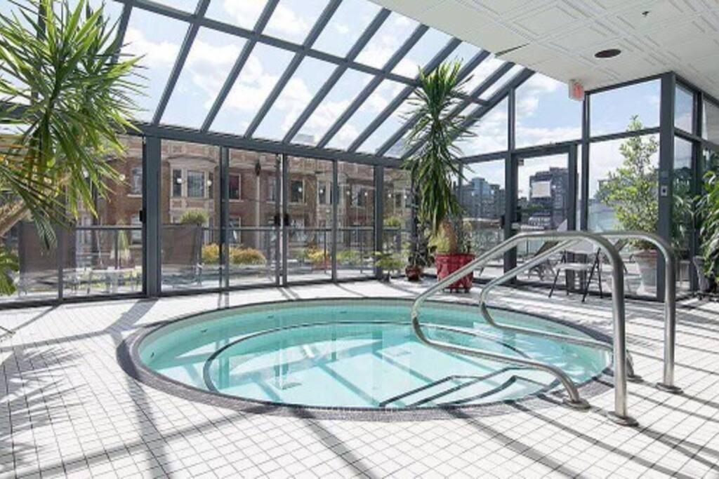 Modern Condo in the Heart of DT Overlooking City