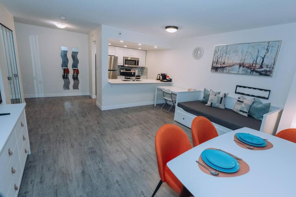 Modern Condo in the Heart of DT Overlooking City
