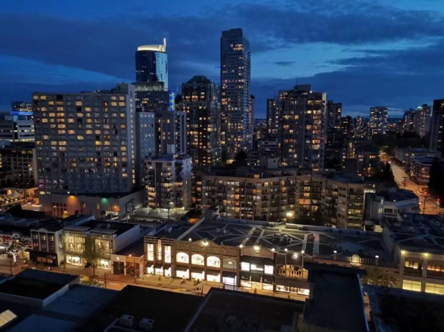 Modern Condo in the Heart of DT Overlooking City