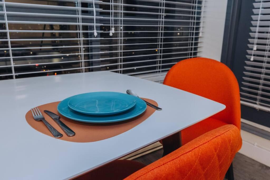 Modern Condo in the Heart of DT Overlooking City