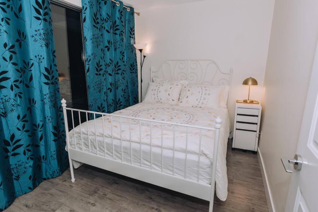 Modern Condo in the Heart of DT Overlooking City