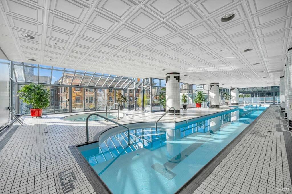 Modern Condo in the Heart of DT Overlooking City