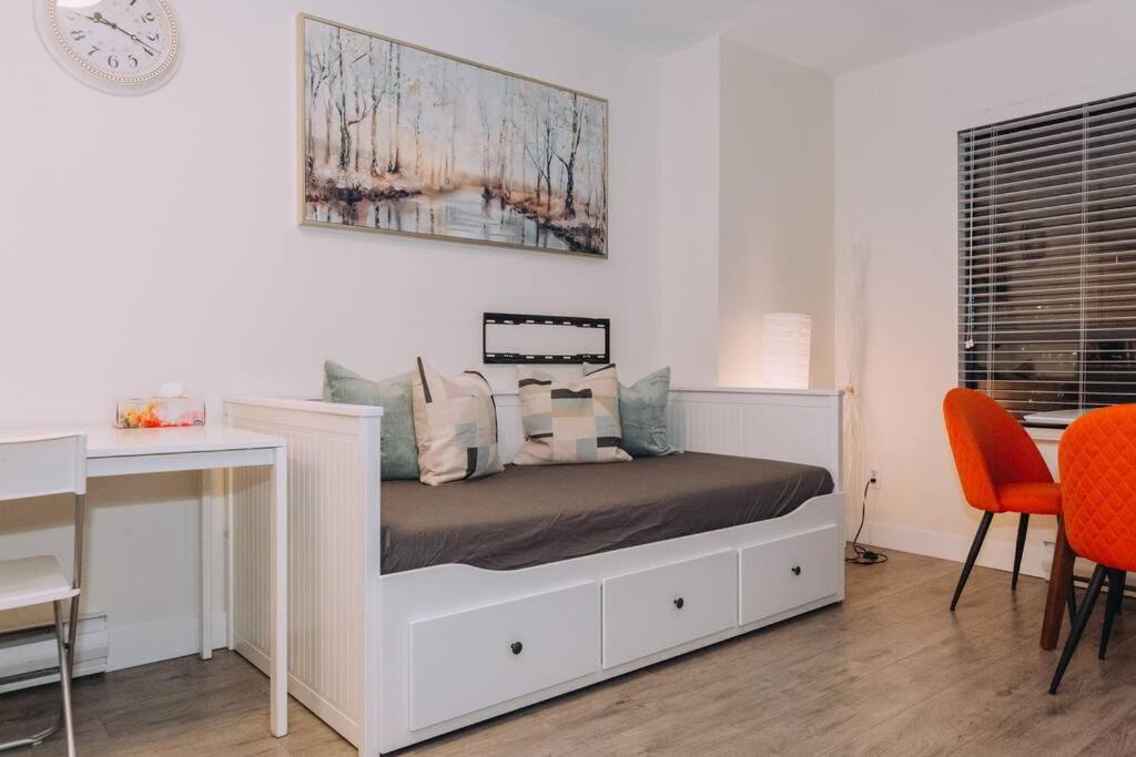 Modern Condo in the Heart of DT Overlooking City