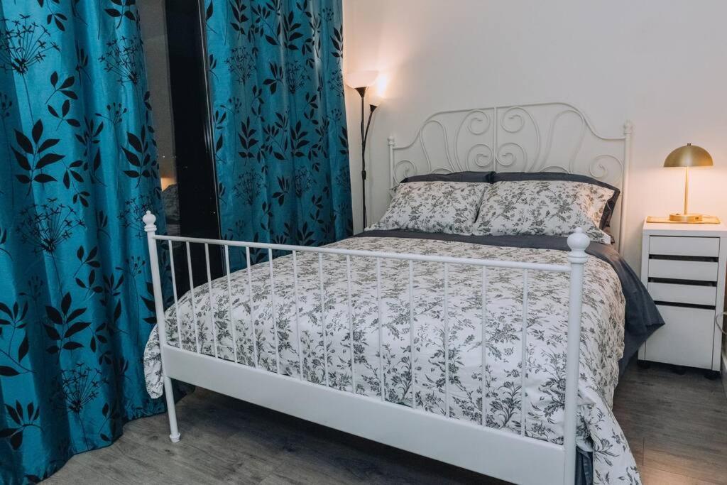 Modern Condo in the Heart of DT Overlooking City