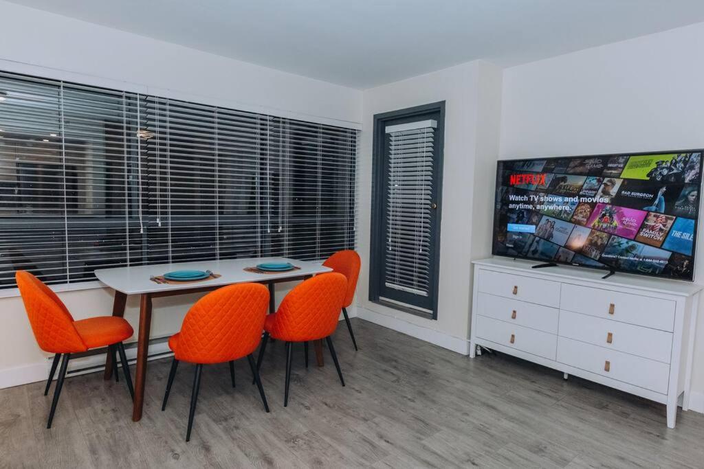 Modern Condo in the Heart of DT Overlooking City