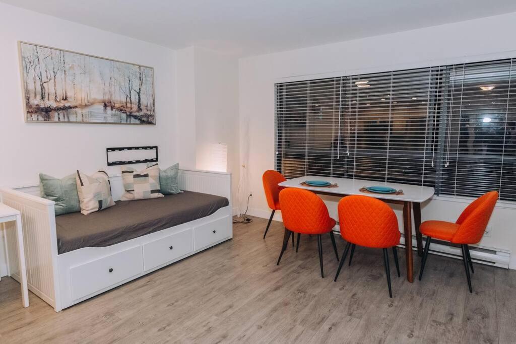 Modern Condo in the Heart of DT Overlooking City