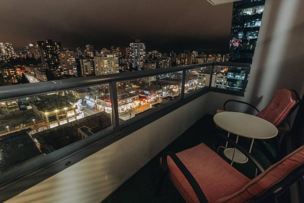 Modern Condo in the Heart of DT Overlooking City