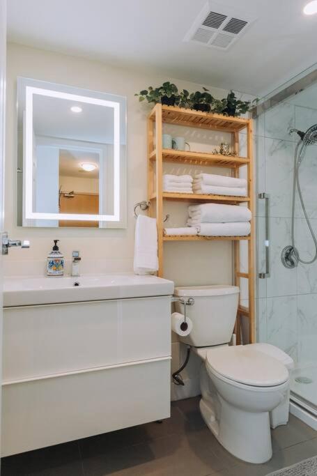 Modern Condo in the Heart of DT Overlooking City