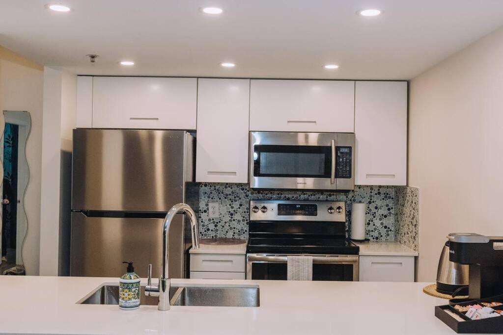 Modern Condo in the Heart of DT Overlooking City