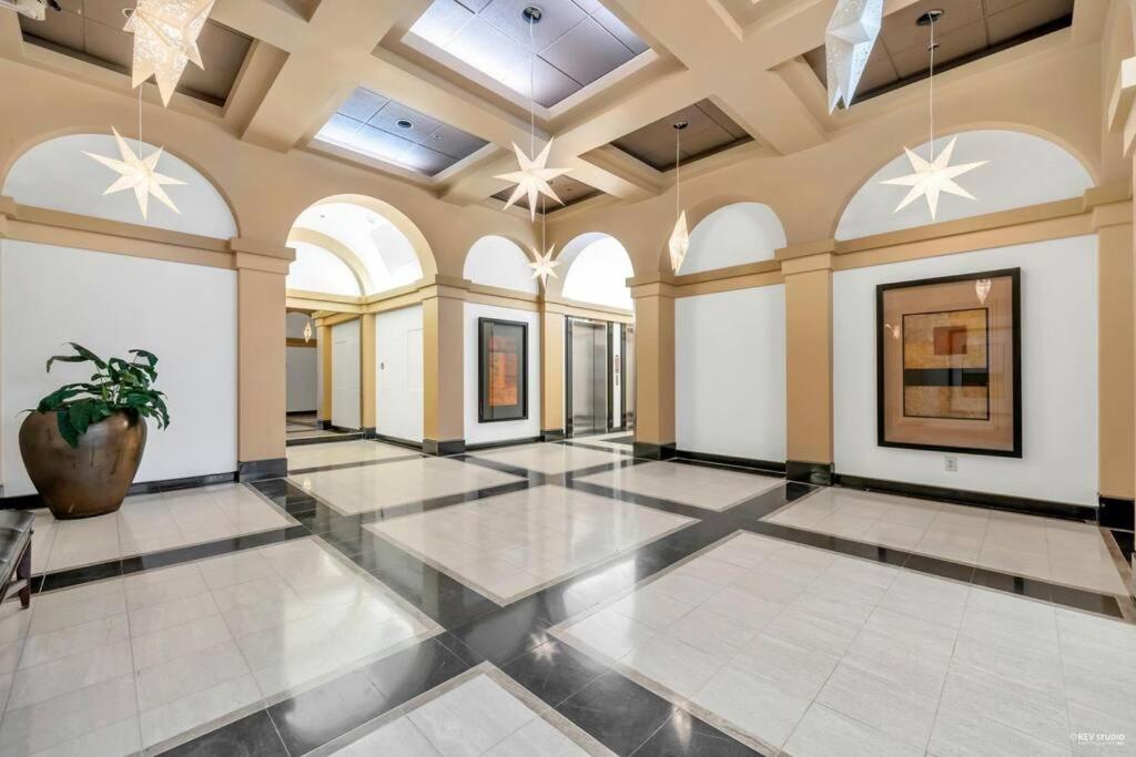 Modern Condo in the Heart of DT Overlooking City