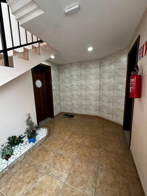 apartamento em bairro nobre suíte com ar condicionado e banheira com hidromassagem