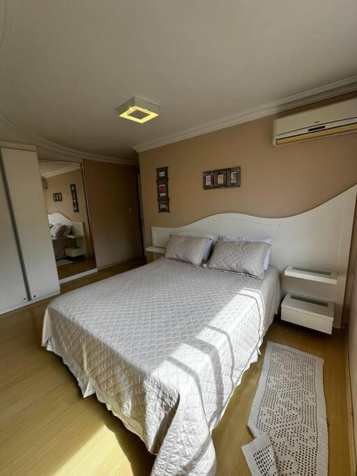apartamento em bairro nobre suíte com ar condicionado e banheira com hidromassagem