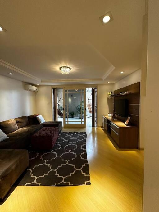 apartamento em bairro nobre suíte com ar condicionado e banheira com hidromassagem