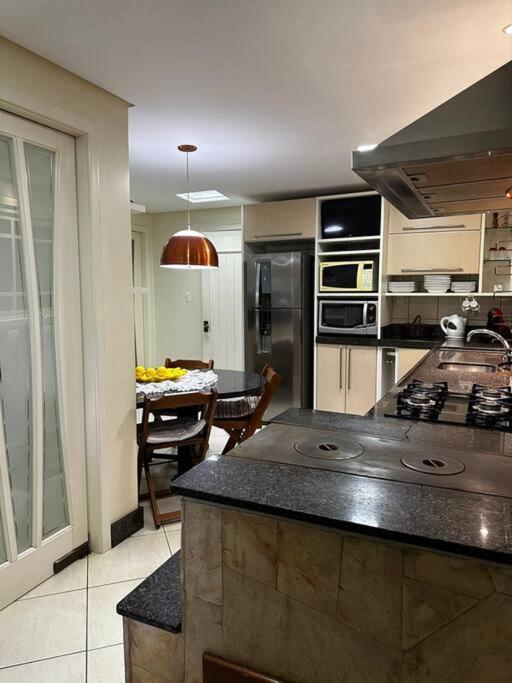 apartamento em bairro nobre suíte com ar condicionado e banheira com hidromassagem