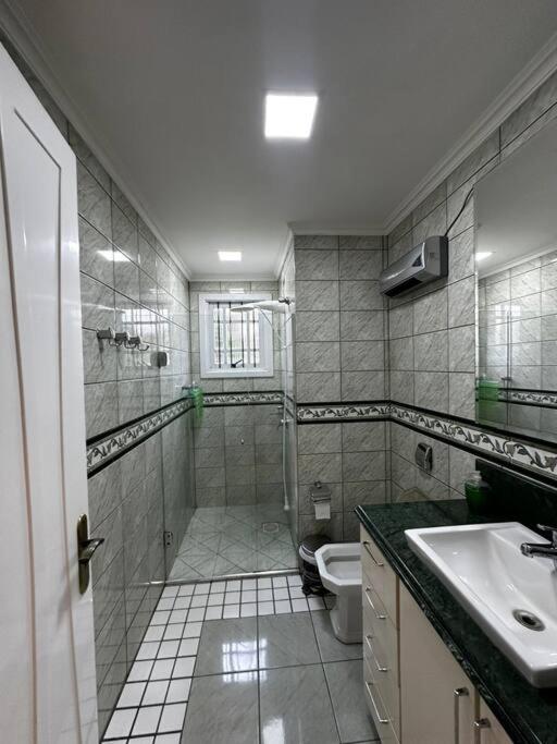 apartamento em bairro nobre suíte com ar condicionado e banheira com hidromassagem