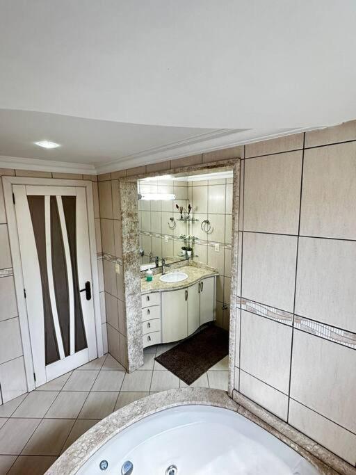 apartamento em bairro nobre suíte com ar condicionado e banheira com hidromassagem