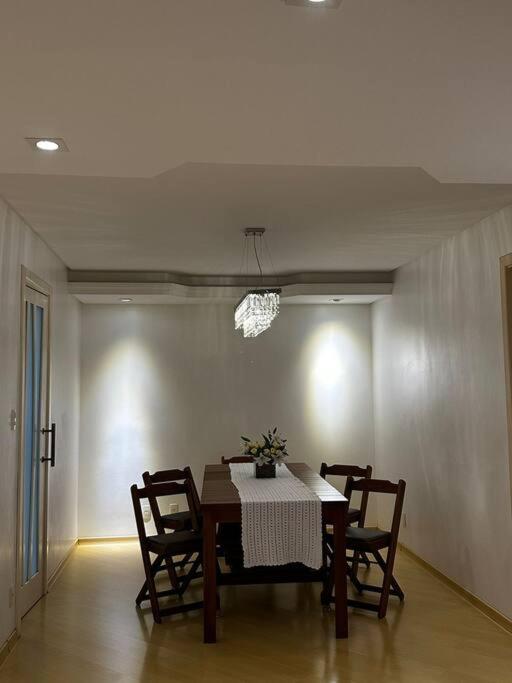 apartamento em bairro nobre suíte com ar condicionado e banheira com hidromassagem