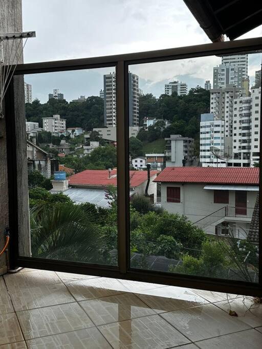apartamento em bairro nobre suíte com ar condicionado e banheira com hidromassagem