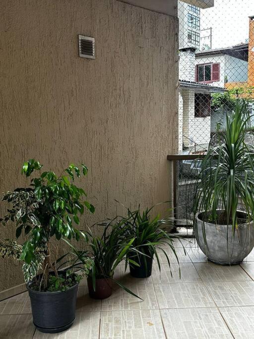 apartamento em bairro nobre suíte com ar condicionado e banheira com hidromassagem