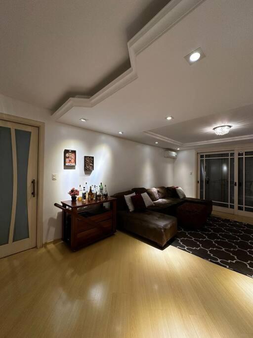 apartamento em bairro nobre suíte com ar condicionado e banheira com hidromassagem