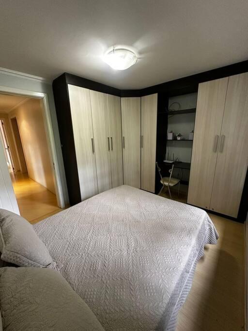 apartamento em bairro nobre suíte com ar condicionado e banheira com hidromassagem