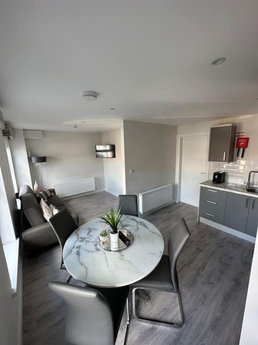 Westland Suites - Stylish, Modern, Elegant, Central Apartments view 4