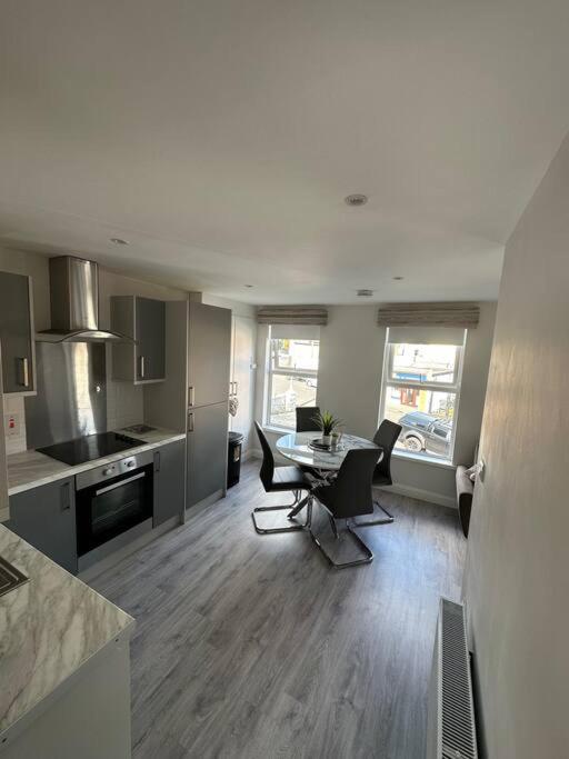 Westland Suites - Stylish, Modern, Elegant, Central Apartments view 5