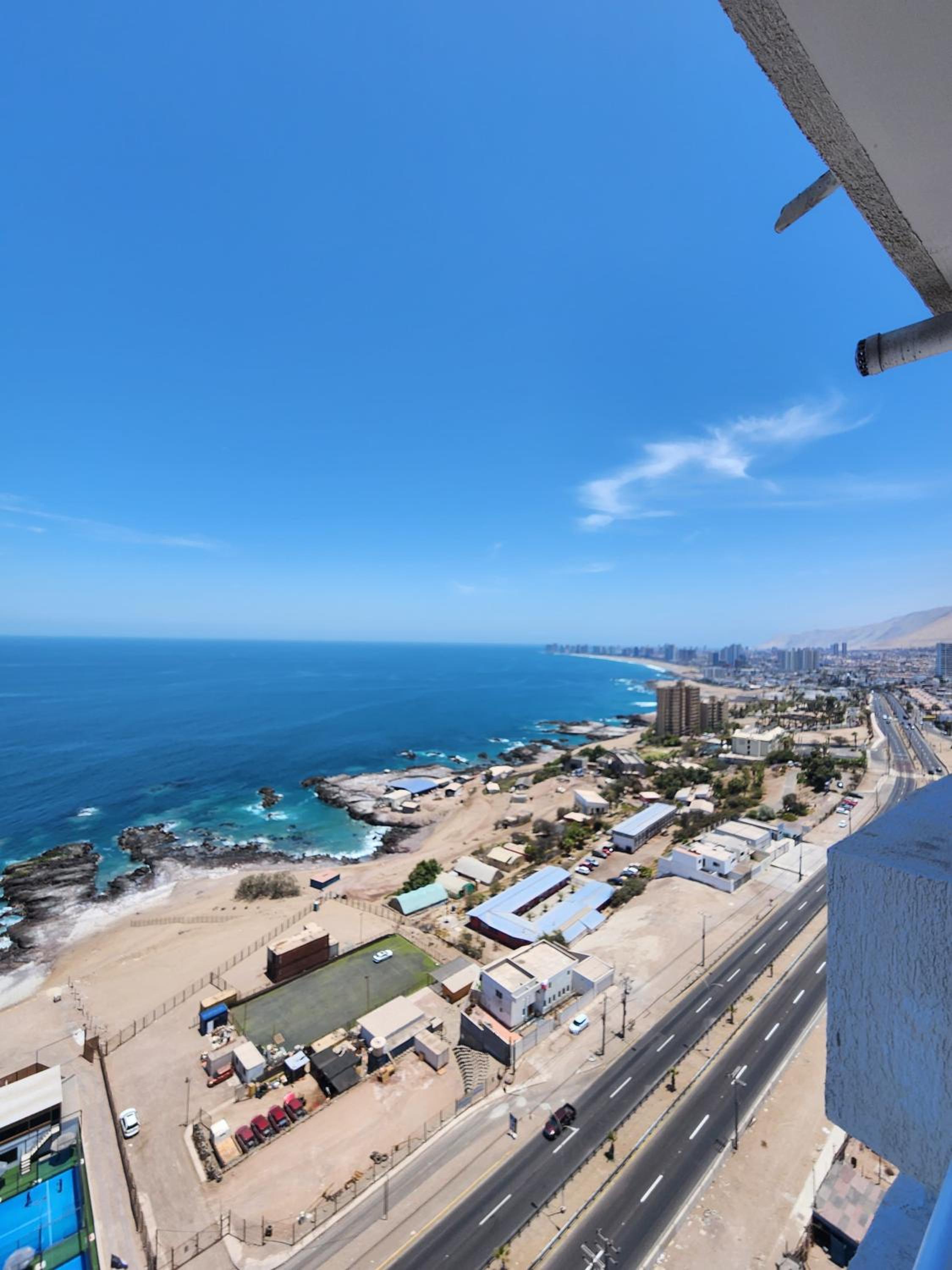 Playa Huayquique, primera linea