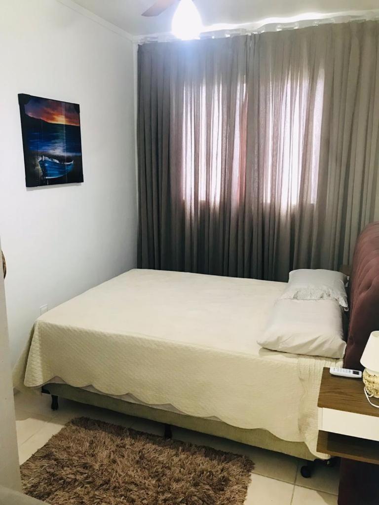 Apartamento na Palhoça, com vista para o mar, próximo a mercados, padarias e farmácias.