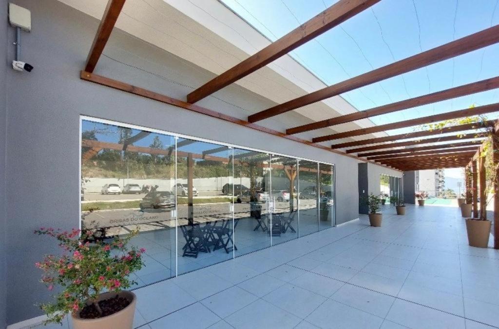 Apartamento na Palhoça, com vista para o mar, próximo a mercados, padarias e farmácias.