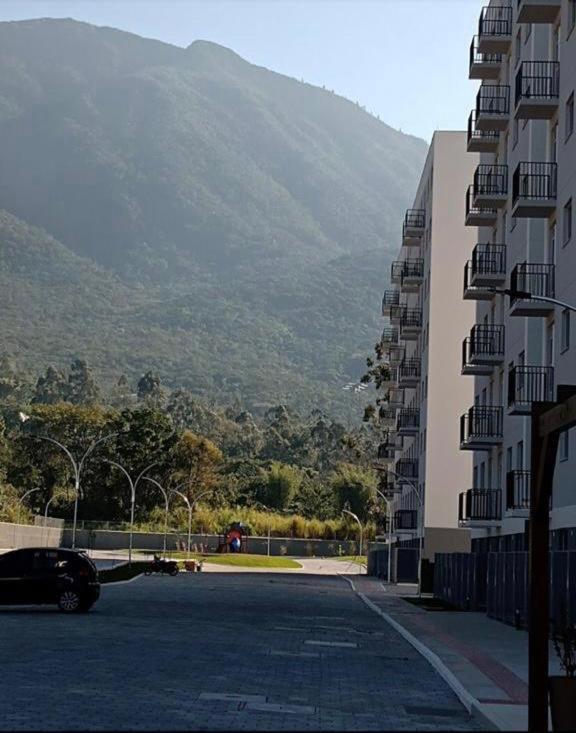 Apartamento na Palhoça, com vista para o mar, próximo a mercados, padarias e farmácias.