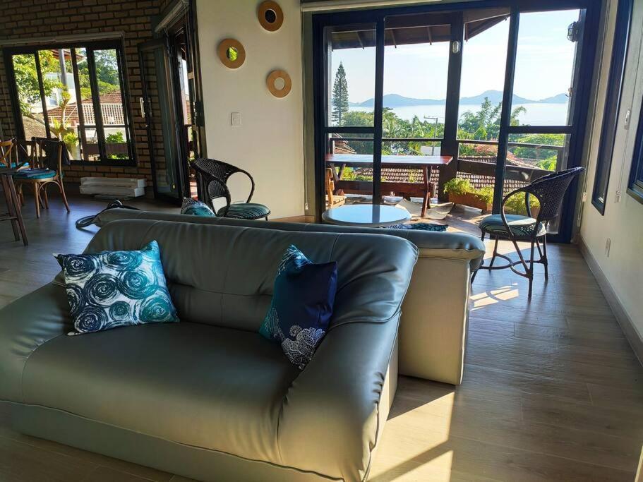 Casa com vista maravilhosa na Baía dos Golfinhos