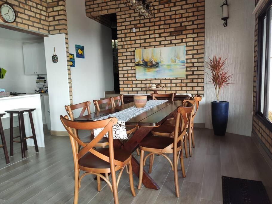 Casa com vista maravilhosa na Baía dos Golfinhos