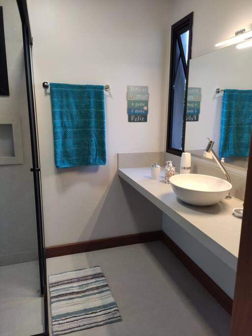 Casa com vista maravilhosa na Baía dos Golfinhos